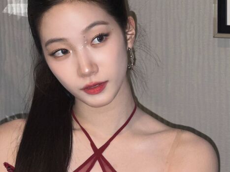 Kazuha Nakamura 中村 一葉 | LESSERAFIM